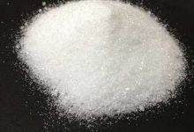 اسید بنزوئیک جزء استفاده به عنوان یک افزودنی غذایی در تولید طعم دهنده های مصنوعی ، عطرها و به عنوان تنظیم کننده PH مورد استفاده قرار می گیرد.