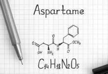 آسپارتام یک شیرین کننده مصنوعی است که به جای شکر در مواد غذایی و نوشابه ها استفاده قرار می گیرد. به عنوان یک شیرین کننده مصنوعی کم کالری شناخته می شود