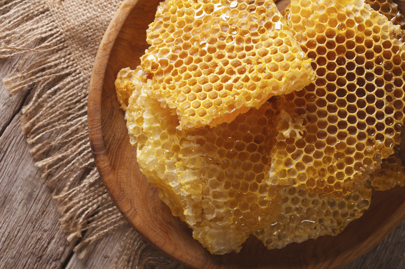 آشنایی با منافع و خطرات مصرف عسل خام
