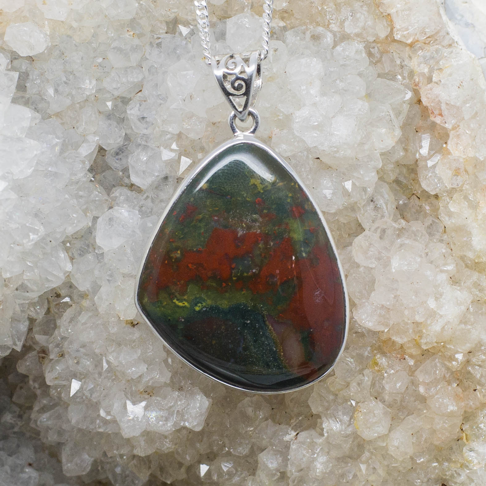 سنگ خون چیست و چه خواص متافیزیکی دارد؟