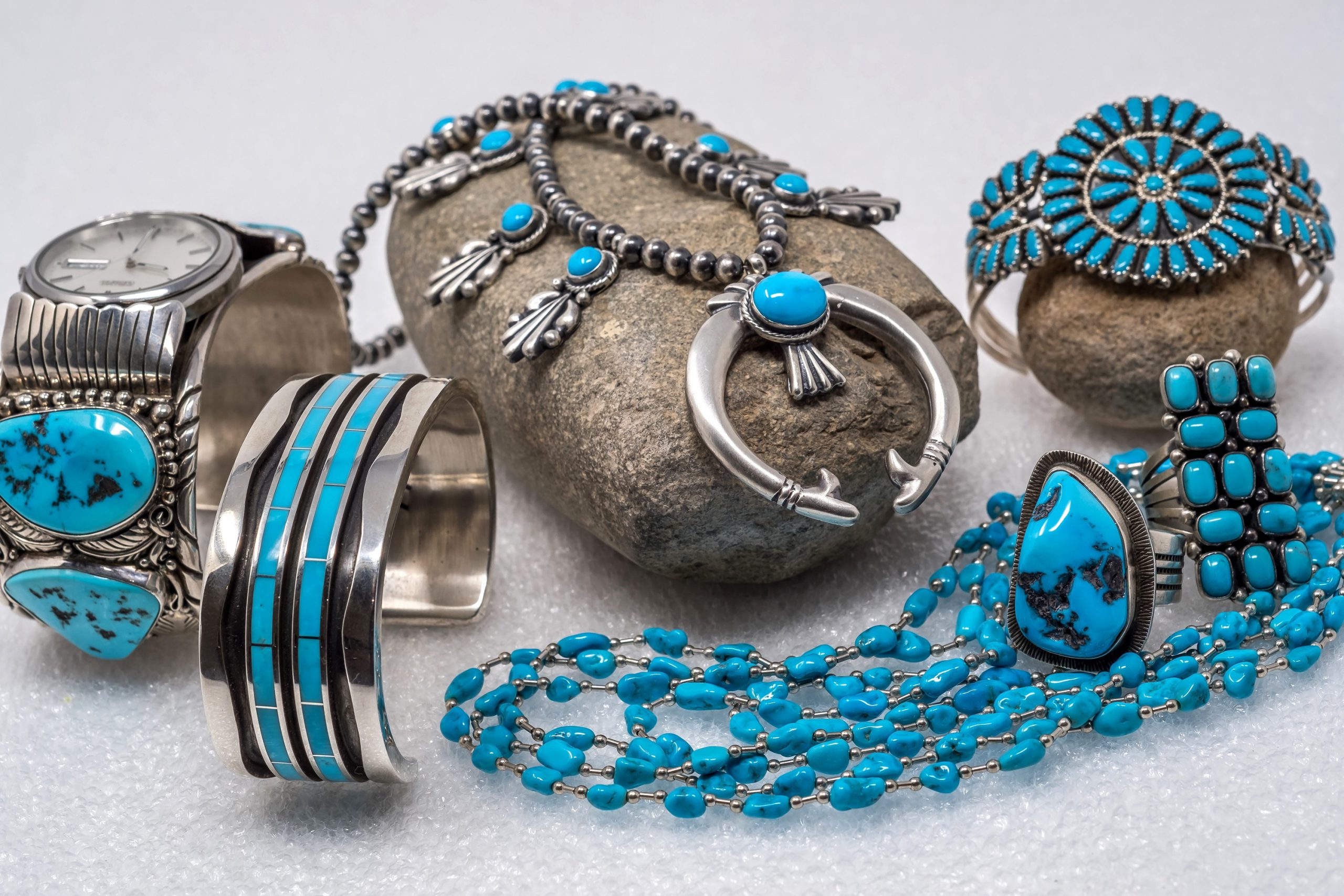 سنگ فیروزه چیست و از خواص بی نظیر آن چه می دانید؟