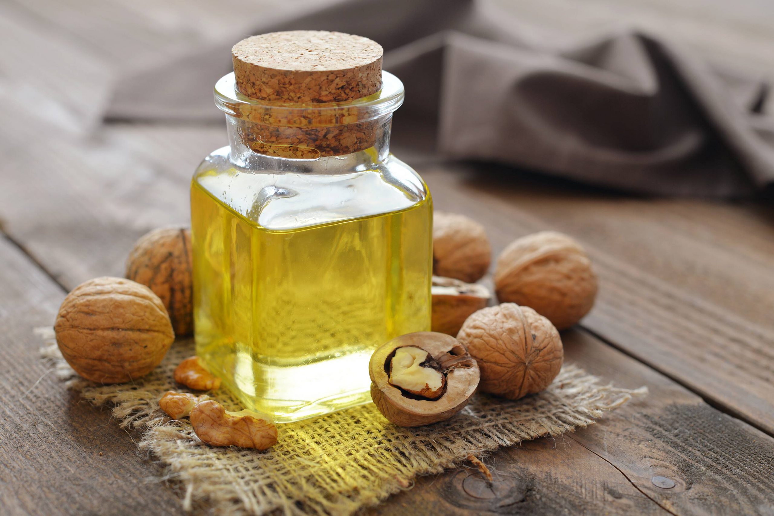 هر آنچه باید در رابطه روغن گردو و فواید آن بدانید!