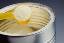 شیر خشک چیست؟ فواید انواع شیر خشک و کاربردهای آن