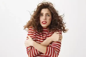 5 دلیل مهم لرز بدن و راه های درمان آن