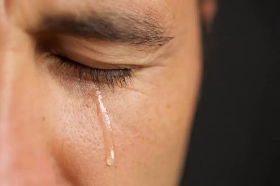 3 راه درمان شگفت انگیز برای اشک ریزش چشم