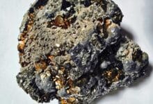 سنگ طلا چیست و چگونه می‌توان آن را از دیگر سنگ‌ها تشخیص داد؟