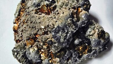 سنگ طلا چیست و چگونه می‌توان آن را از دیگر سنگ‌ها تشخیص داد؟