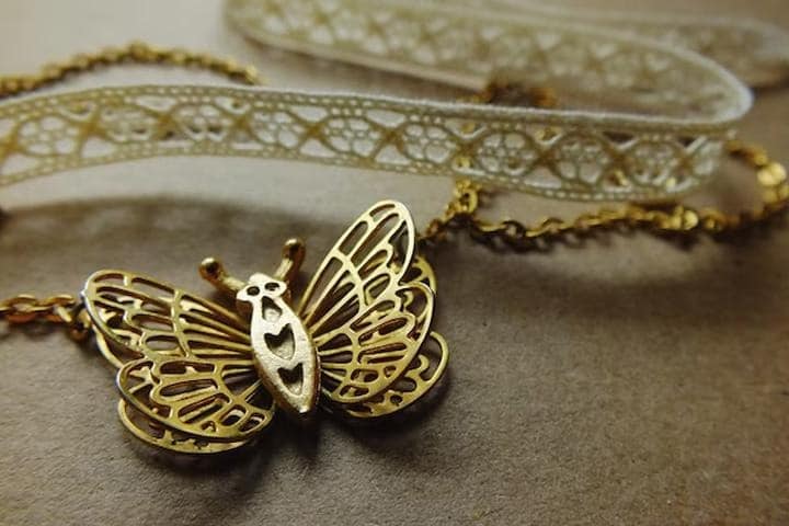 نماد پروانه در طلا، نقره و انواع زیورآلات به چه معناست؟